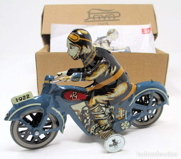 Juguetes antiguos de hojalata: Moto de 1905 de Pay&aacute;. - Foto 1