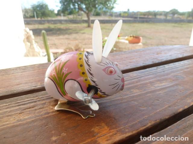 Juguetes antiguos de hojalata: Conejo hojalata aut&oacute;mata, a cuerda - Foto 1