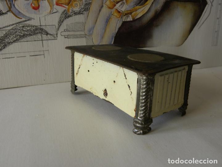 Juguetes antiguos de hojalata: Cocina de hojalata mecánica ibense. Pintada en negro y blanco. Medidas 12,2x7,6x5,2cm de altura.W - Foto 4 - 230663520