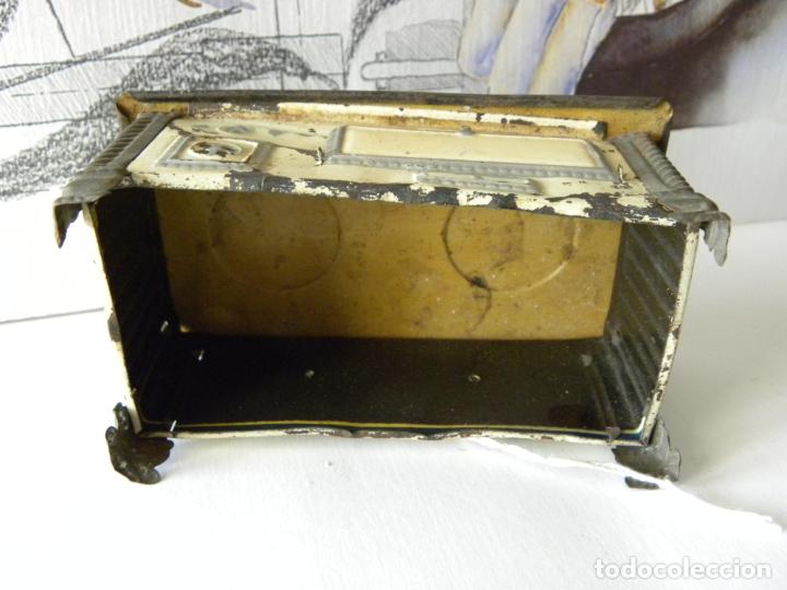 Juguetes antiguos de hojalata: Cocina de hojalata mecánica ibense. Pintada en negro y blanco. Medidas 12,2x7,6x5,2cm de altura.W - Foto 5 - 230663520