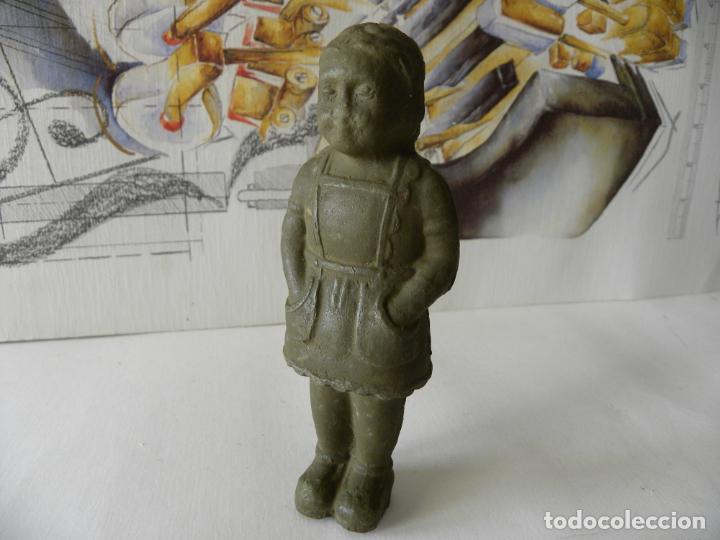 Juguetes antiguos de hojalata: Antigua muñequita en goma o celuloide. Buen estado. 12,3cm de altura. W - Foto 4 - 230664010