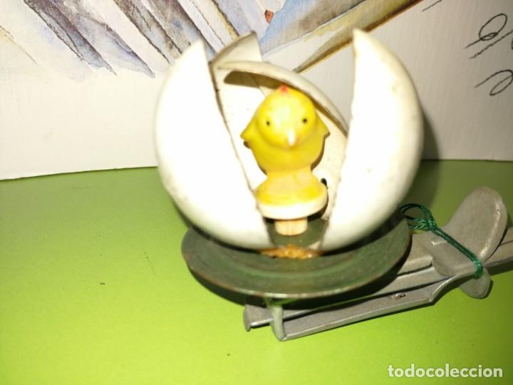 Juguetes antiguos de hojalata: Antiguo juguete pollito saliendo del huevo. El mecanismo mueve. 11cm. Ver fotos.W - Foto 2 - 238268580