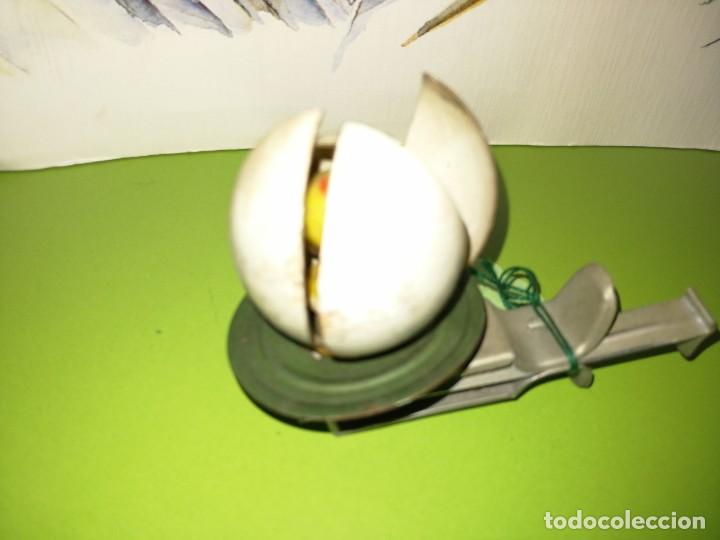 Juguetes antiguos de hojalata: Antiguo juguete pollito saliendo del huevo. El mecanismo mueve. 11cm. Ver fotos.W - Foto 3 - 238268580