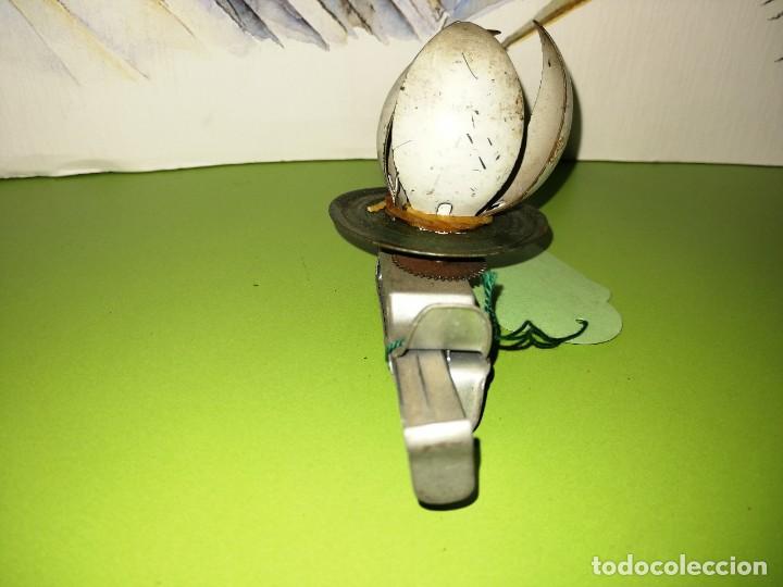 Juguetes antiguos de hojalata: Antiguo juguete pollito saliendo del huevo. El mecanismo mueve. 11cm. Ver fotos.W - Foto 6 - 238268580