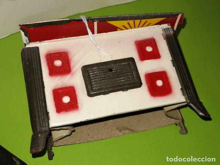 Juguetes antiguos de hojalata: Antigua cocina de juguete de chapa y cartón. Ver fotos. 11,5x8x7,5cm. W - Foto 3 - 238666625