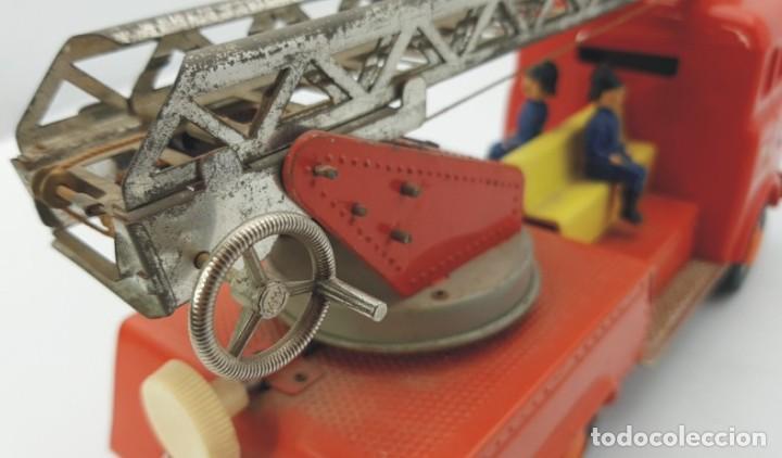 Juguetes antiguos de hojalata: Cami&oacute;n de Bomberos.-GAMA- - Foto 9