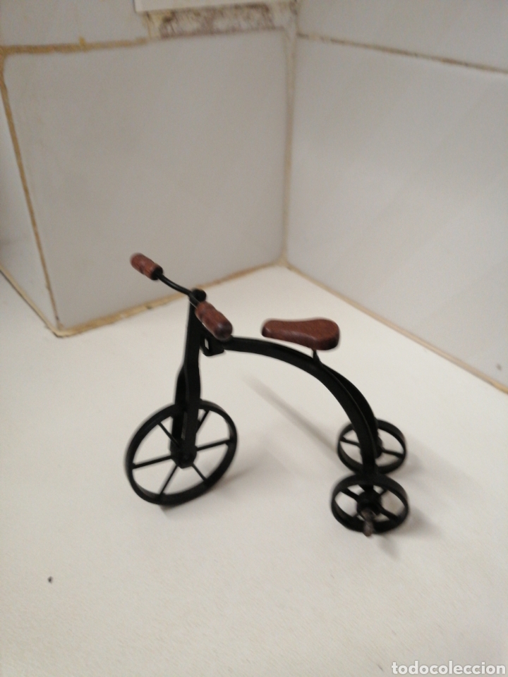 Juguetes antiguos de hojalata: Carrito y triciclo - Foto 2