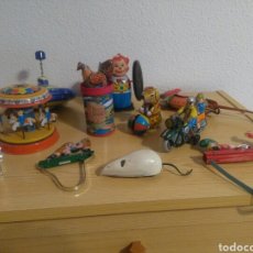 Brinquedos antigos de folha-de-Flandres: ANTIGUO LOTE DE 11 JUGUETES DE HOJALATA. ROBOT, RATÓN, PAREJA EN MOTO, TIOVIVO. Lote 303875048