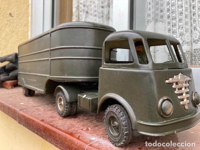Juguetes antiguos de hojalata: CAMION GAMA MILITAR. - Foto 2