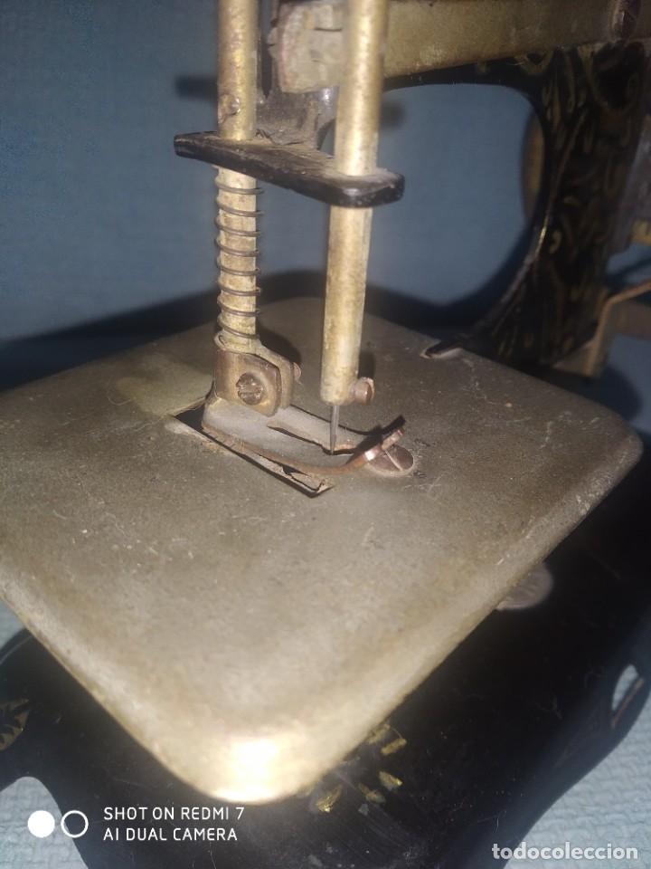 Juguetes antiguos de hojalata: Máquina de coser de juguete E. P. 1925 - Foto 8 - 288145718