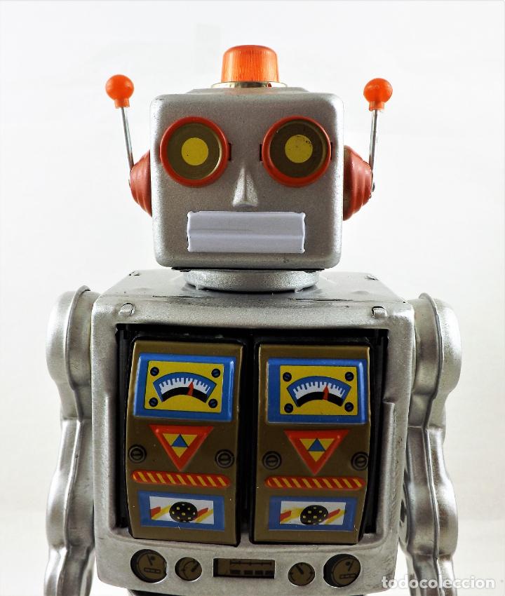 Juguetes antiguos de hojalata: Robot aut&oacute;mata de hojalata. Electr&oacute;n. - Foto 2