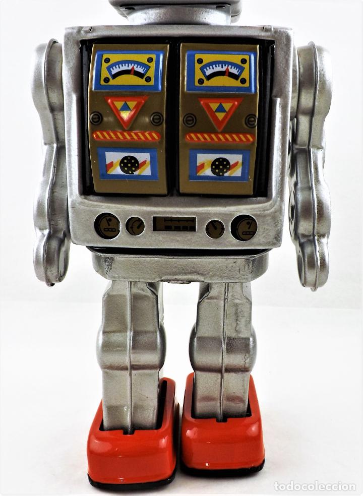 Juguetes antiguos de hojalata: Robot aut&oacute;mata de hojalata. Electr&oacute;n. - Foto 3