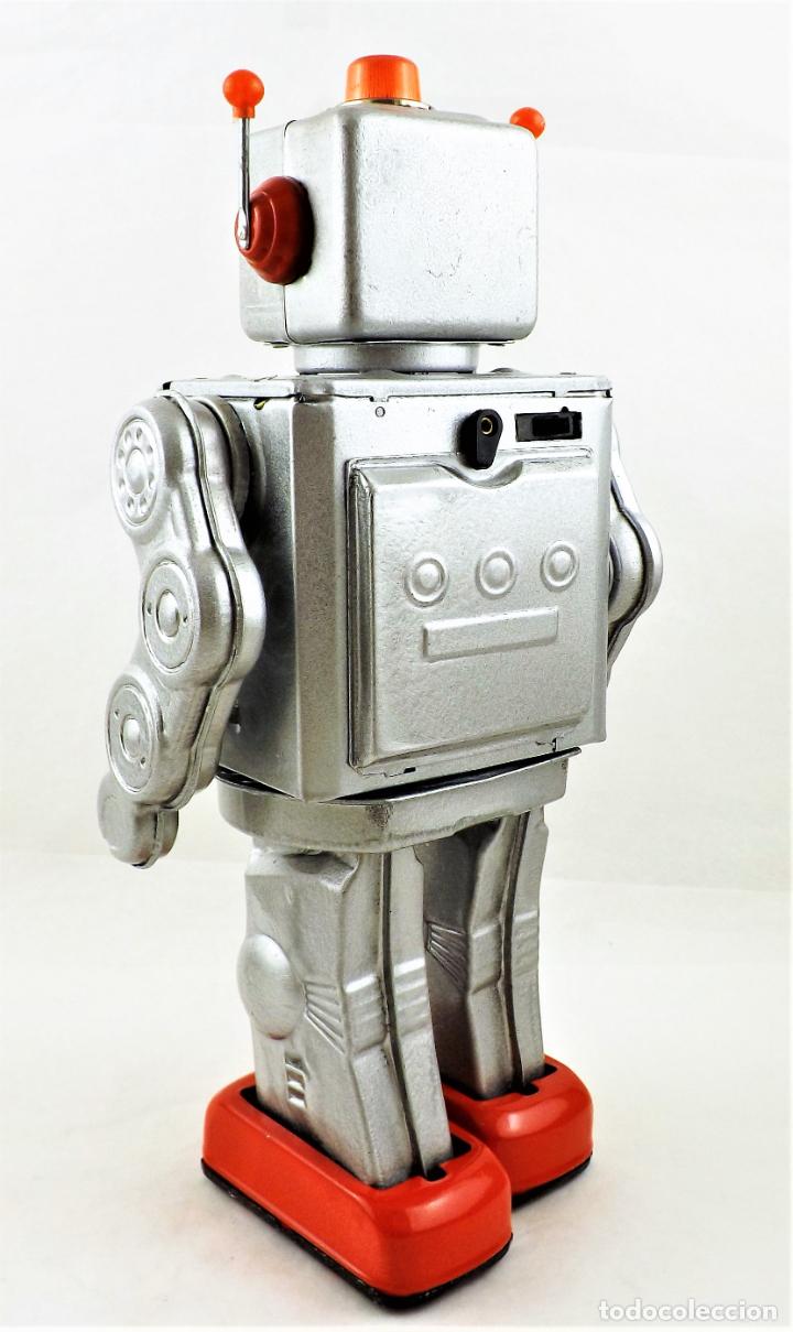 Juguetes antiguos de hojalata: Robot aut&oacute;mata de hojalata. Electr&oacute;n. - Foto 4