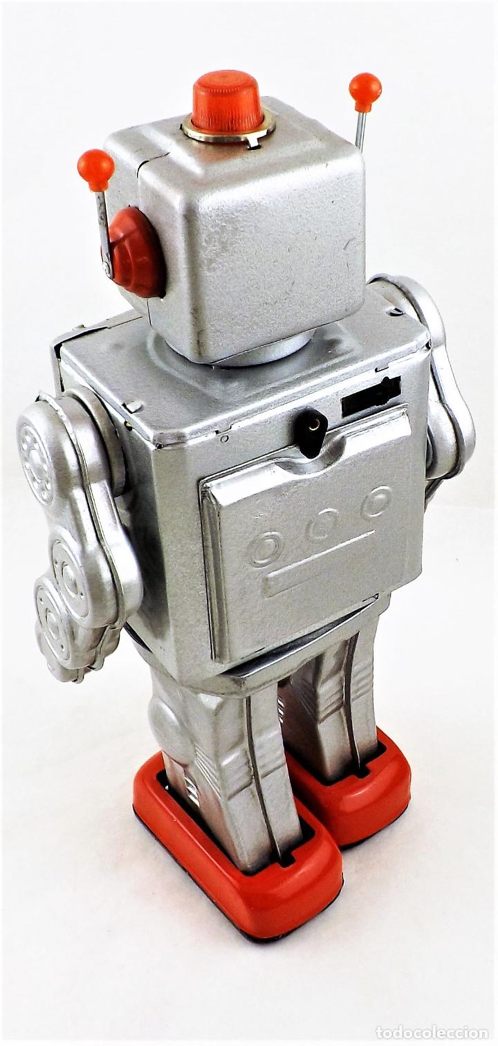 Juguetes antiguos de hojalata: Robot aut&oacute;mata de hojalata. Electr&oacute;n. - Foto 5