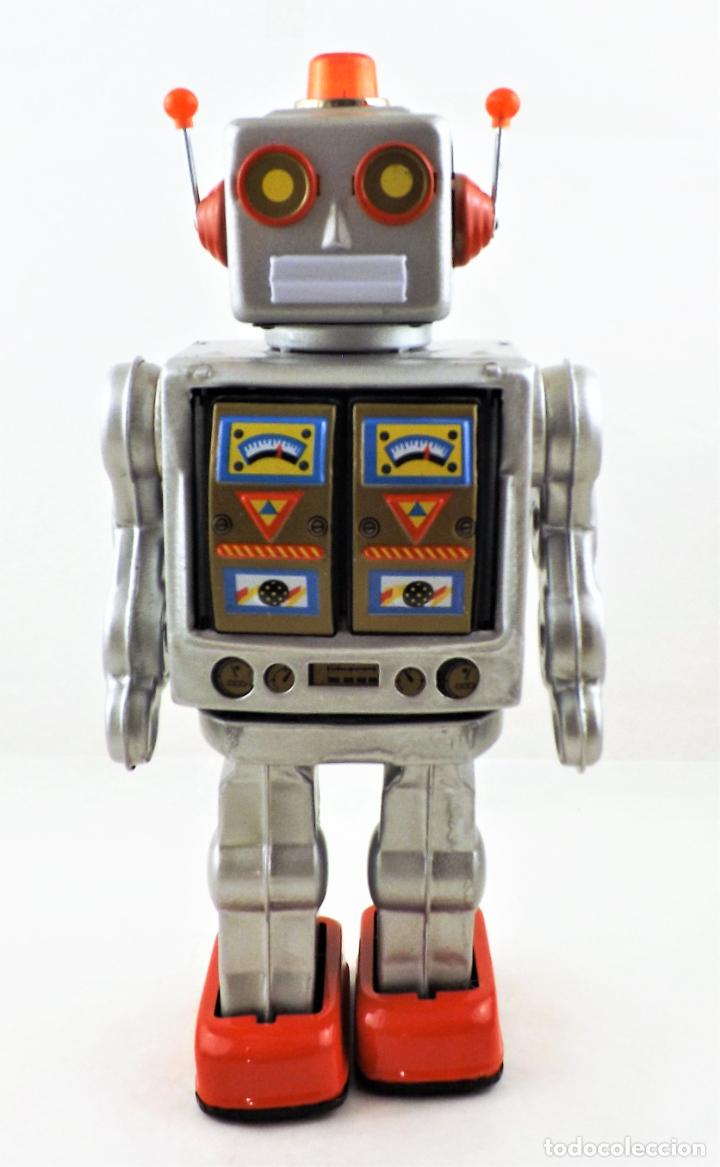 Antikes Blechspielzeug: Robot aut&oacute;mata de hojalata. Electr&oacute;n.