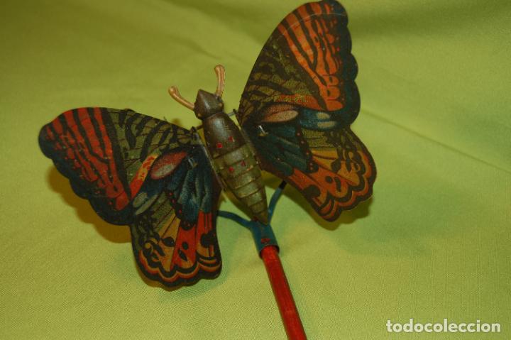 Juguetes antiguos de hojalata: mariposa de rico con palo - Foto 2 - 296702158