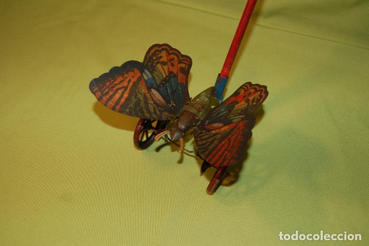 Juguetes antiguos de hojalata: mariposa de rico con palo - Foto 3 - 296702158
