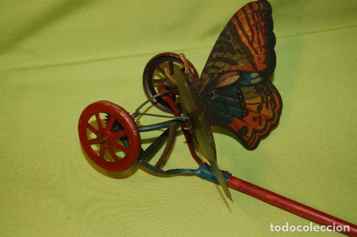 Juguetes antiguos de hojalata: mariposa de rico con palo - Foto 4 - 296702158