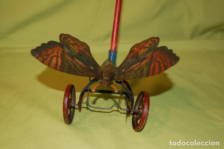 Juguetes antiguos de hojalata: mariposa de rico con palo - Foto 1 - 296702158