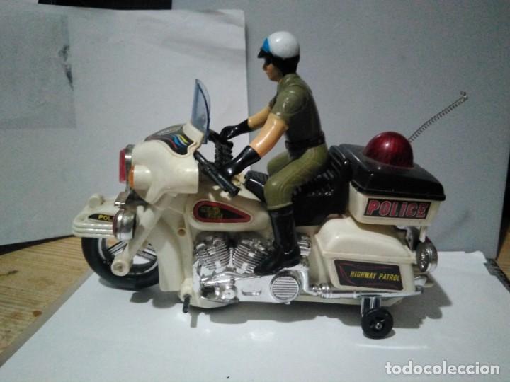 Juguetes antiguos de hojalata: Antigua moto a pilas funcionando - Foto 2