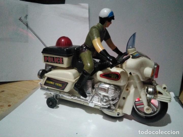 Juguetes antiguos de hojalata: Antigua moto a pilas funcionando - Foto 4