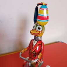 Brinquedos antigos de folha-de-Flandres: PATO CICLISTA DE HOJALATA A CUERDA RESORTE EGE 70'S.NO FUNCIONA.. Lote 352792329