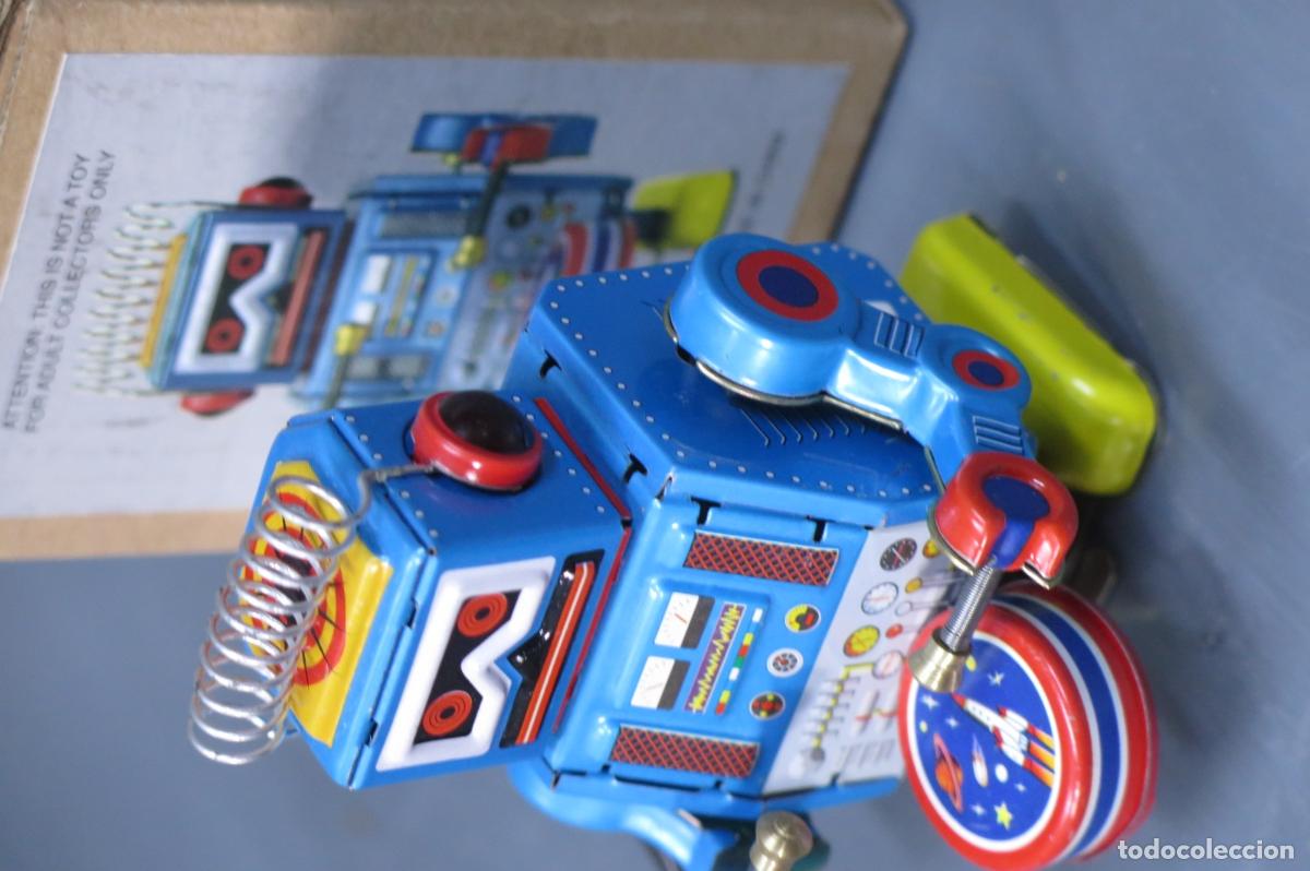 Juguetes antiguos de hojalata: ROBOT CON TAMBOR - Foto 2