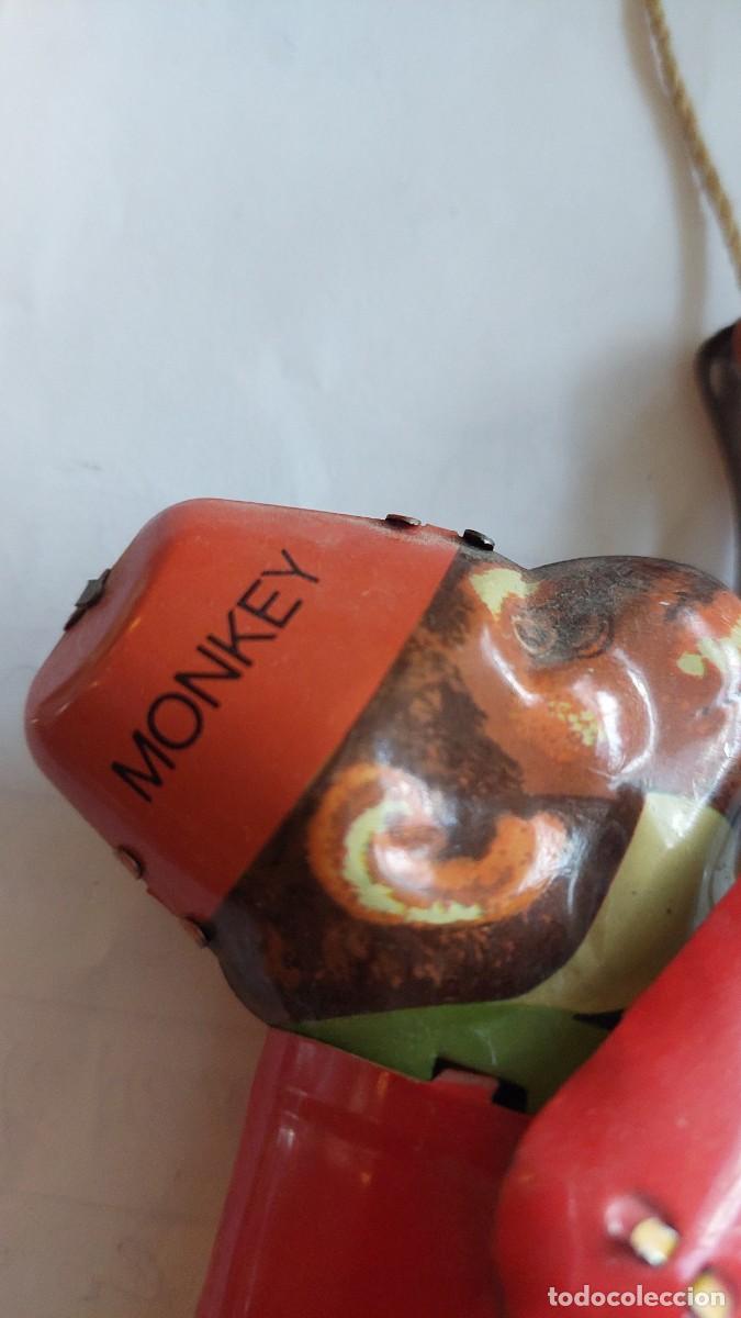 Juguetes antiguos de hojalata: Mono trepador de hojalata Monkey. - Foto 2