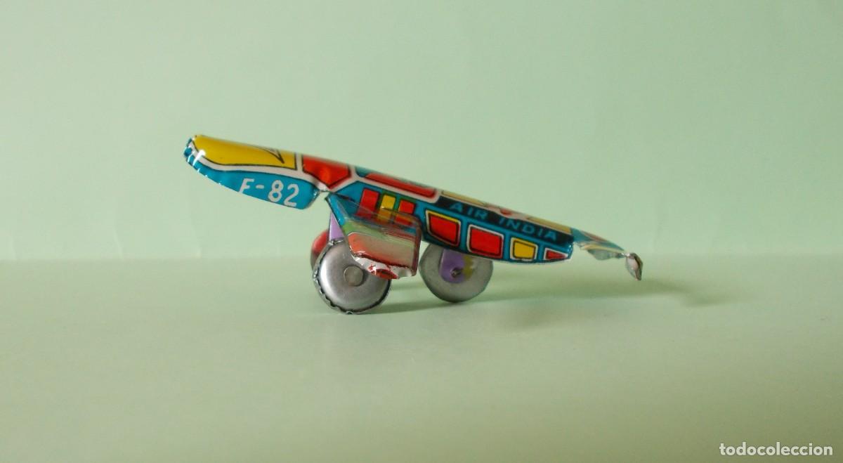 Juguetes antiguos de hojalata: Avi&oacute;n de chapa (made in India) - Foto 2