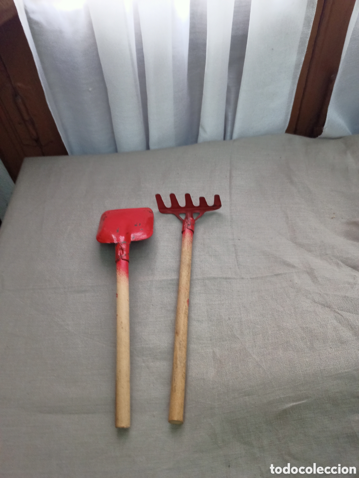 Juguetes antiguos de hojalata: Pala y rastrillo de hojalata y madera. - Foto 2