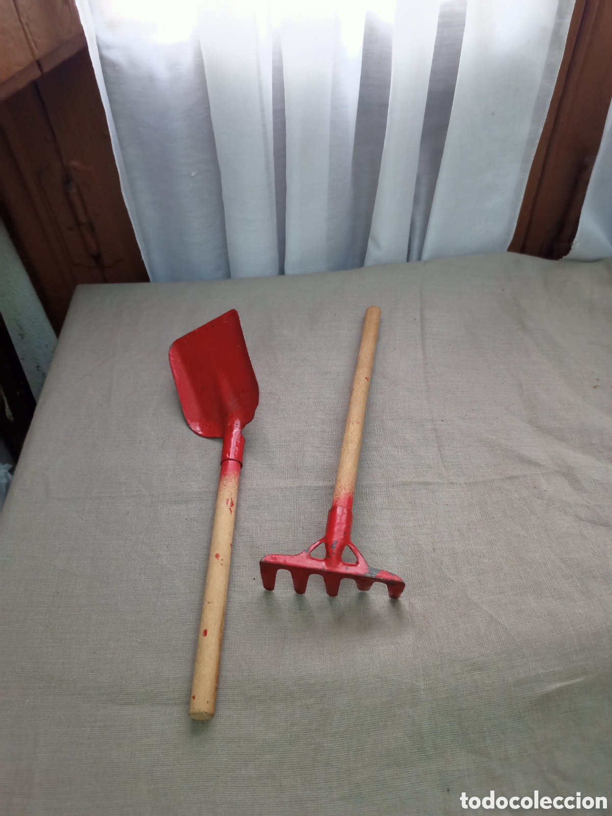 Juguetes antiguos de hojalata: Pala y rastrillo de hojalata y madera. - Foto 1