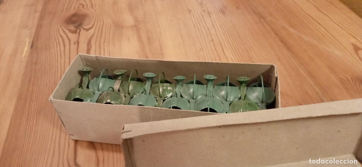 Juguetes antiguos de hojalata: Caja completa de regaderas rico. - Foto 2