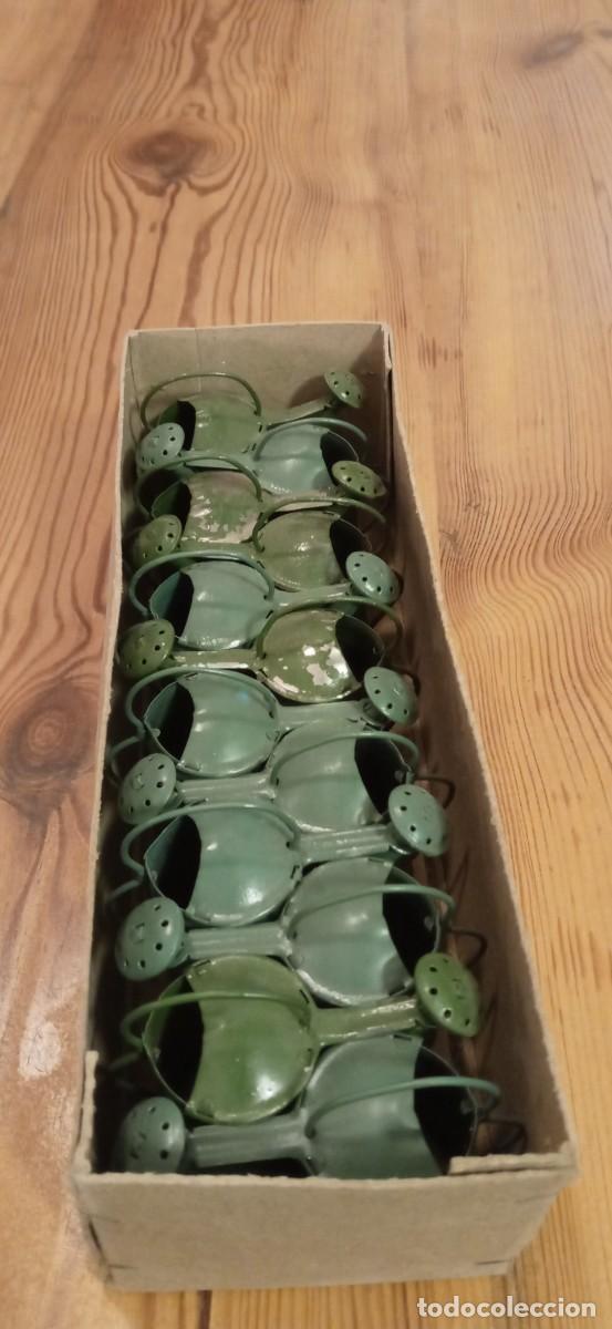 Juguetes antiguos de hojalata: Caja completa de regaderas rico. - Foto 3