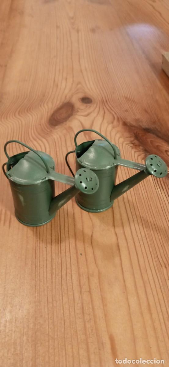 Juguetes antiguos de hojalata: Caja completa de regaderas rico. - Foto 4
