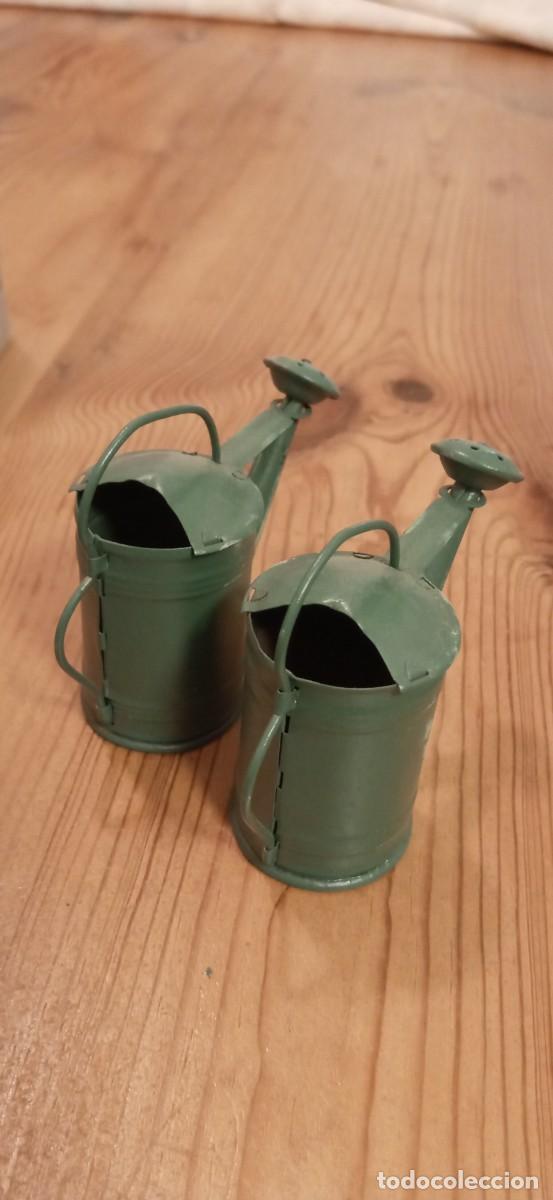 Juguetes antiguos de hojalata: Caja completa de regaderas rico. - Foto 5