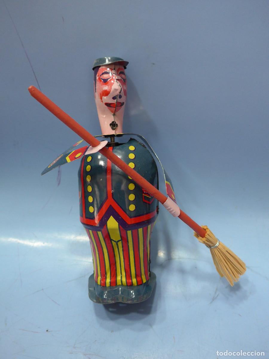 Juguetes antiguos de hojalata: BARRENDERO DE PAYA - Foto 7