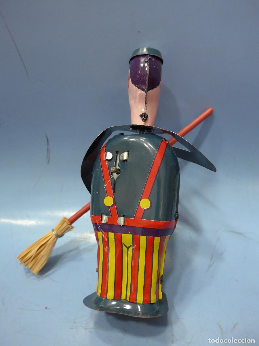 Juguetes antiguos de hojalata: BARRENDERO DE PAYA - Foto 8