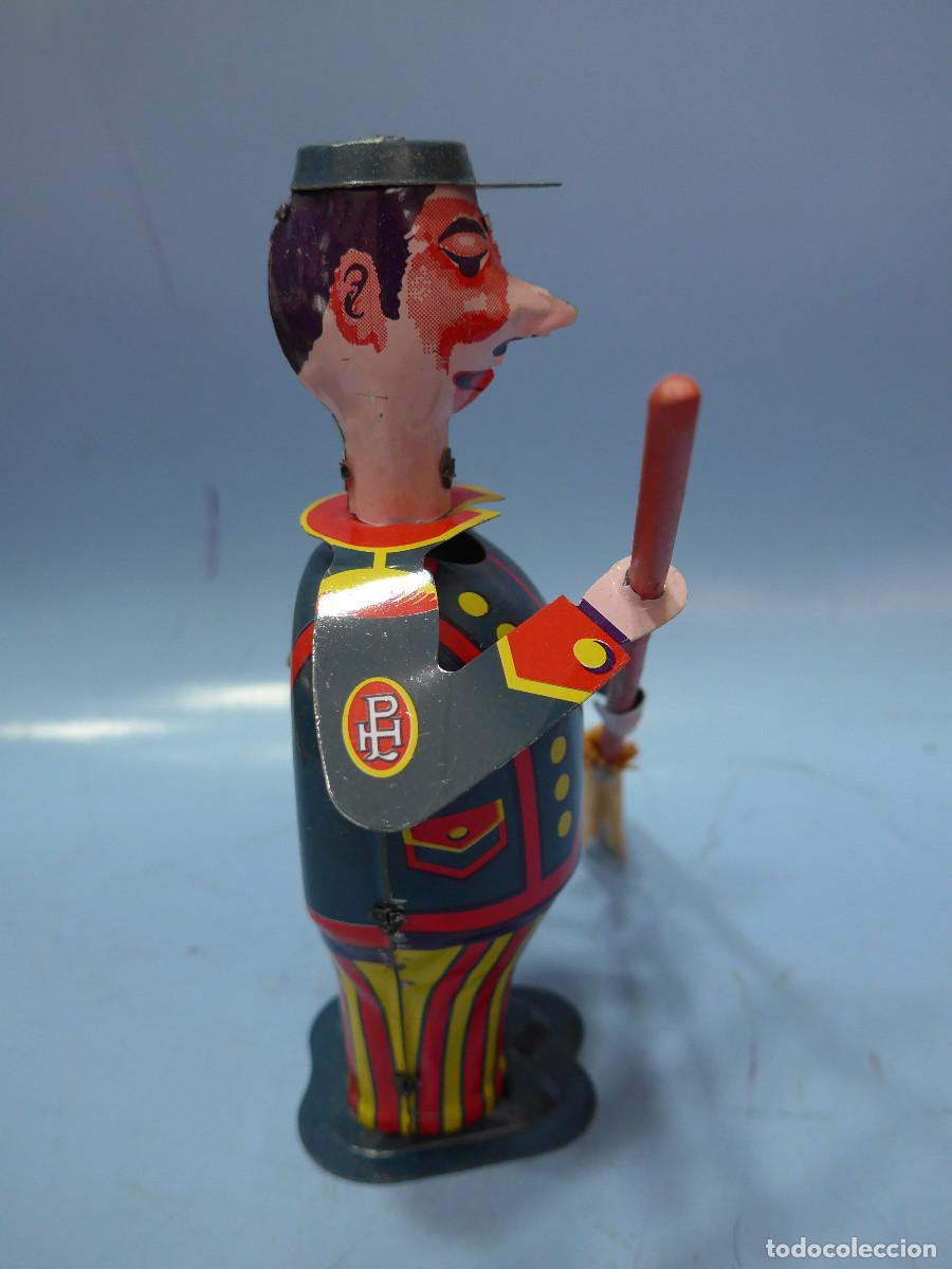 Juguetes antiguos de hojalata: BARRENDERO DE PAYA - Foto 11