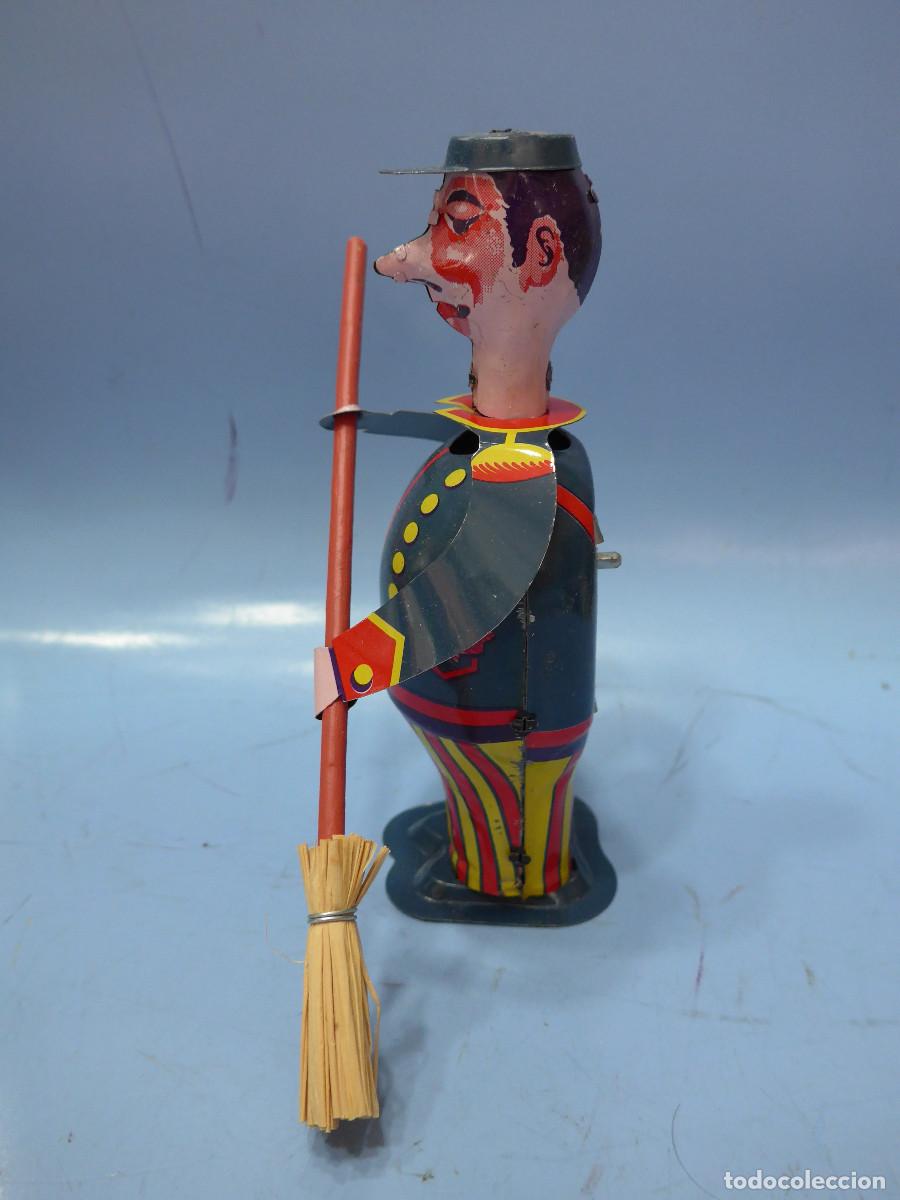 Juguetes antiguos de hojalata: BARRENDERO DE PAYA - Foto 12