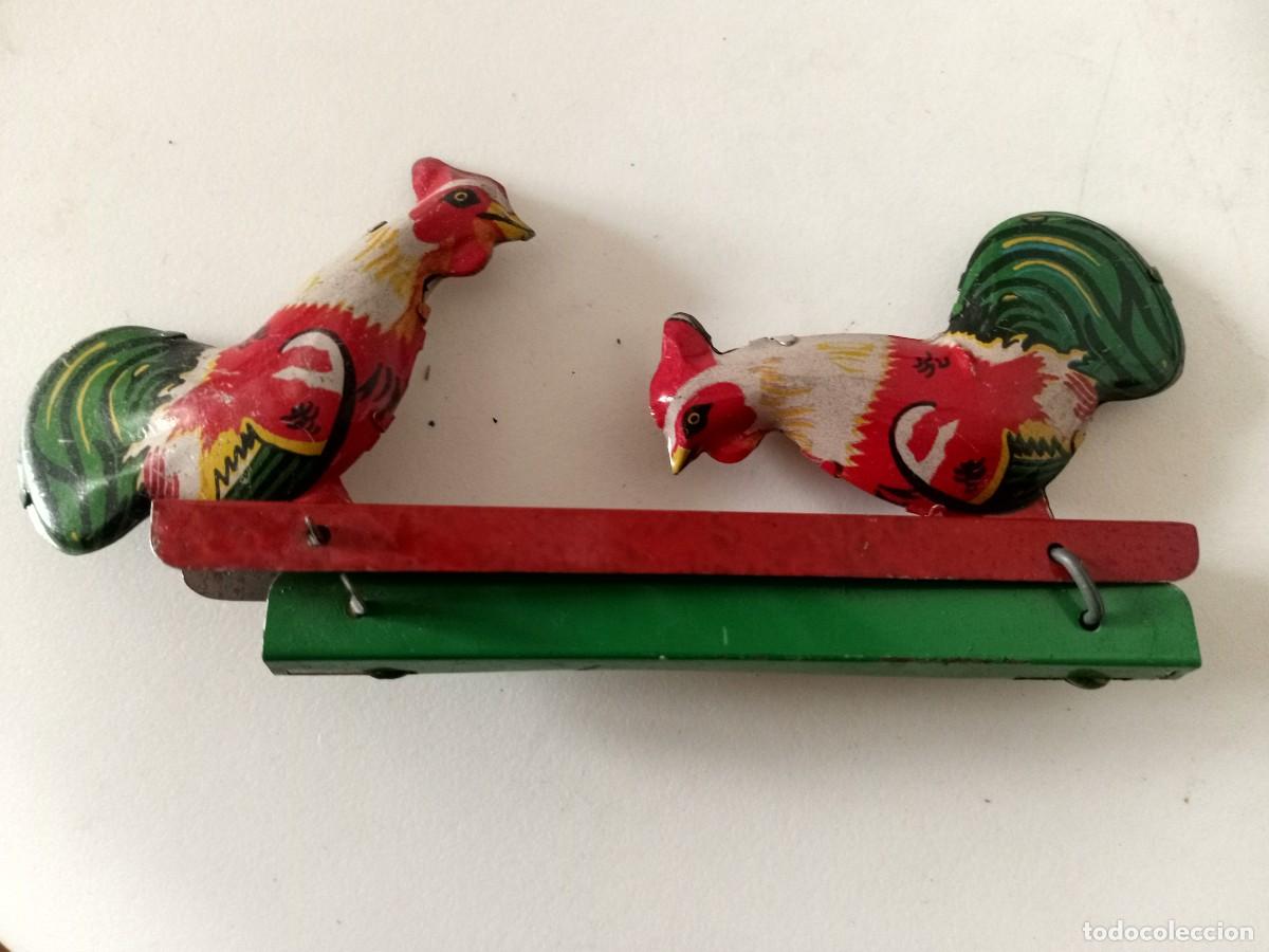 Juguetes antiguos de hojalata: Gallos d hojalata - Foto 2