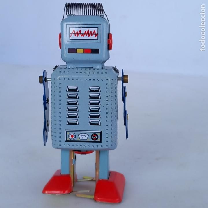 Juguetes antiguos de hojalata: Robot de cuerda hojalata - Foto 2