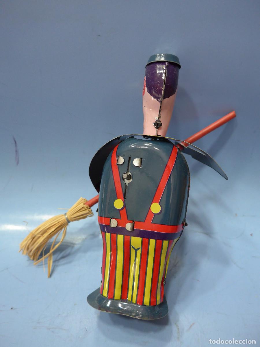 Juguetes antiguos de hojalata: BARRENDERO DE PAYA - Foto 8