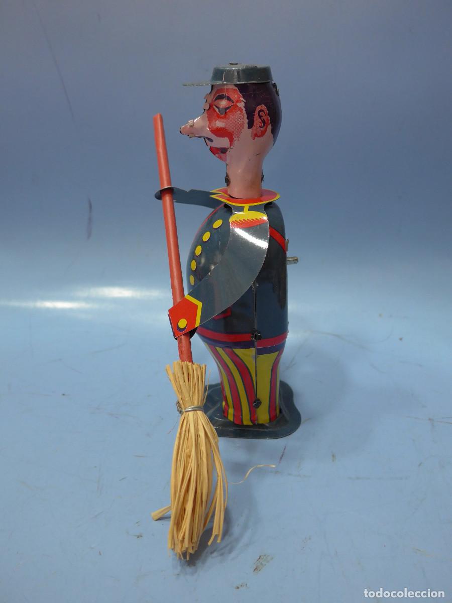 Juguetes antiguos de hojalata: BARRENDERO DE PAYA - Foto 10