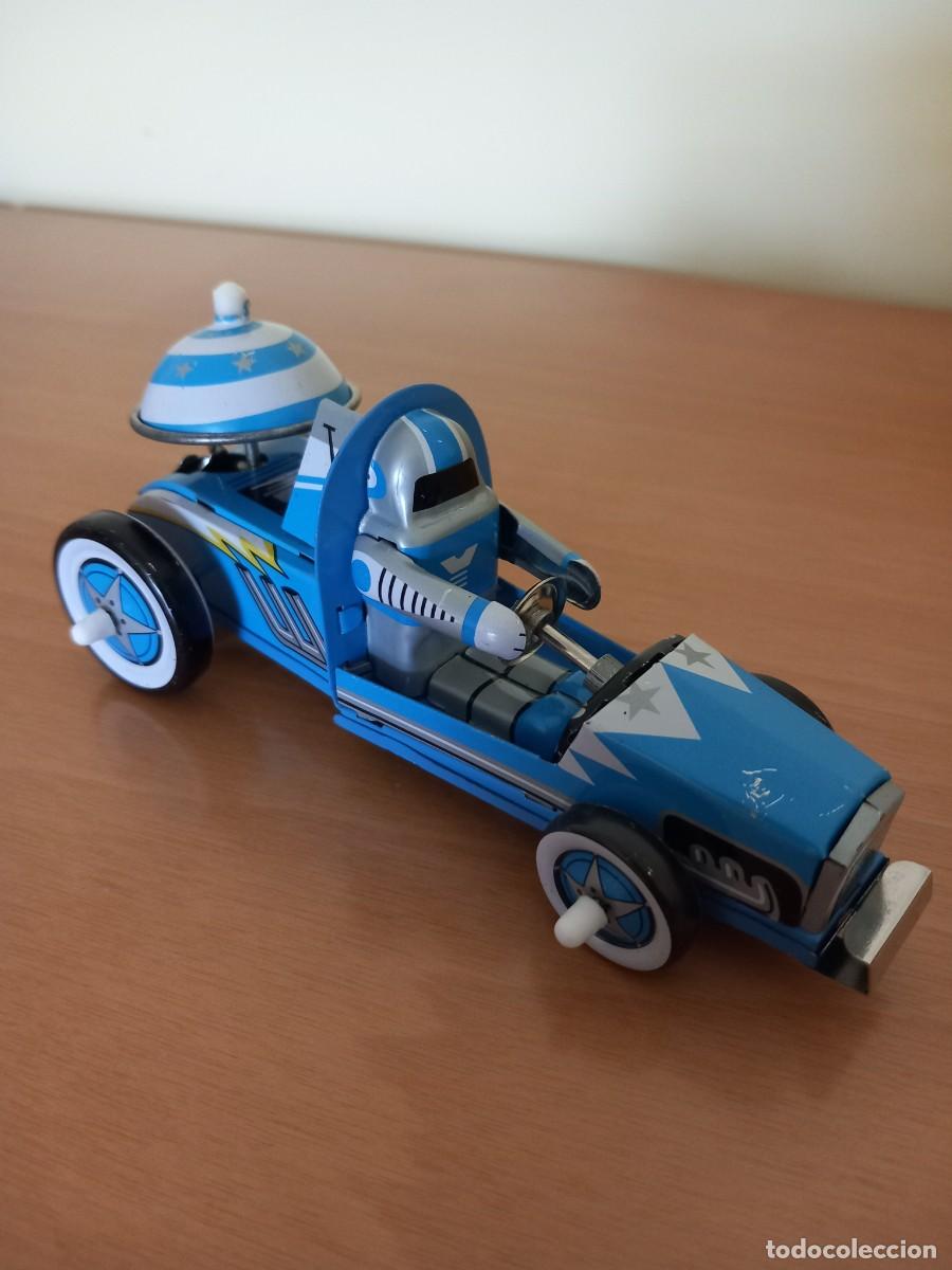 Juguetes antiguos de hojalata: ROBOT EN COCHE CON TIMBRE - Foto 1