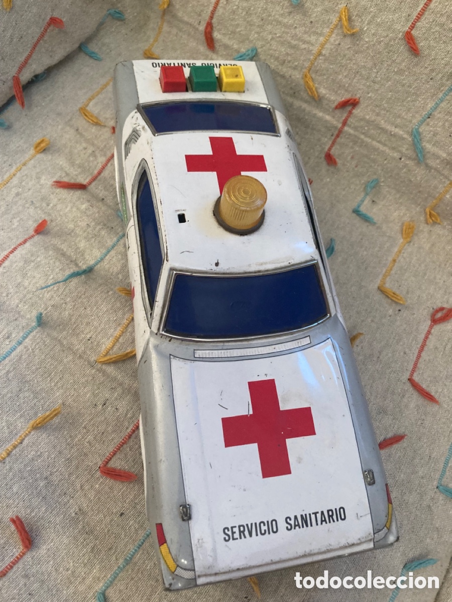 Juguetes antiguos de hojalata: Ambulancia coche sanitario EGE funciona - Foto 2