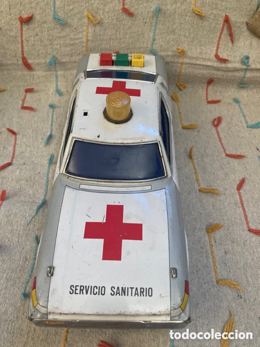 Juguetes antiguos de hojalata: Ambulancia coche sanitario EGE funciona - Foto 1