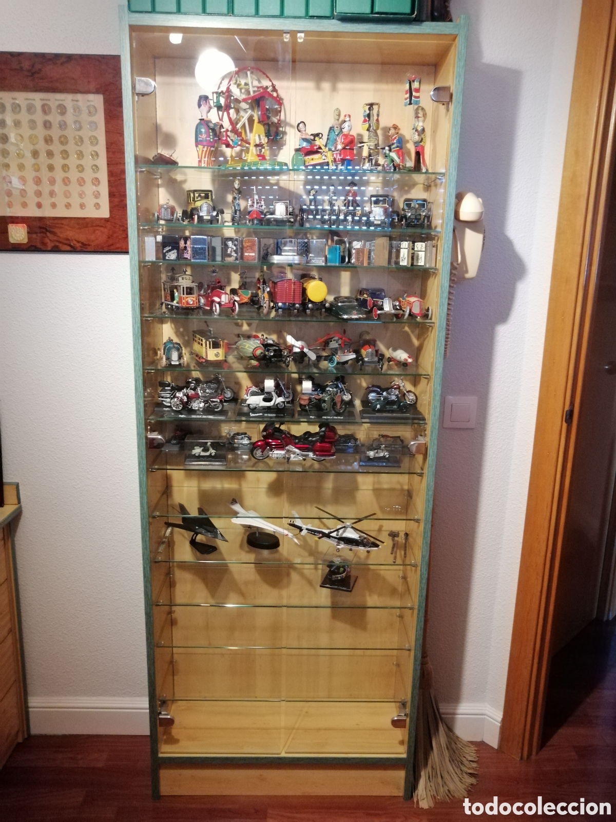 Juguetes antiguos de hojalata: MUEBLE PARA COLECCIONES - Foto 2