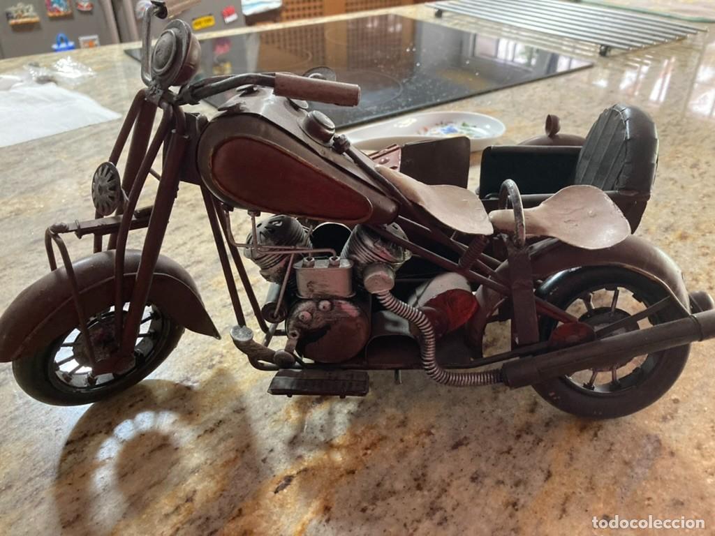 Juguetes antiguos de hojalata: Moto con sidecar de chapa - Foto 1