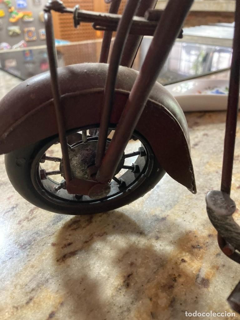Juguetes antiguos de hojalata: Moto con sidecar de chapa - Foto 7