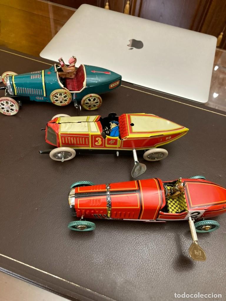 Juguetes antiguos de hojalata: Coches a cuerda uno a tracci&oacute;n - Foto 1